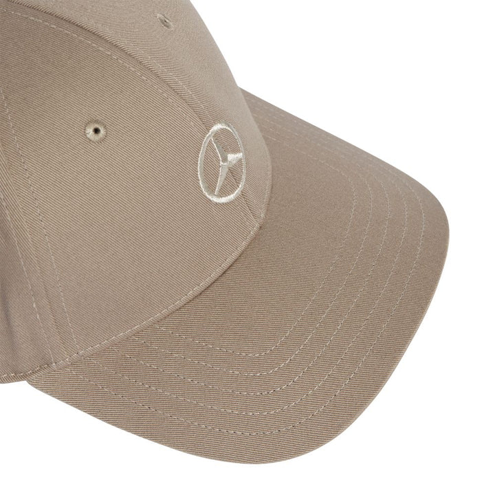 Gorra Beige Logo Mercedes AMG Petronas Detalle Logo