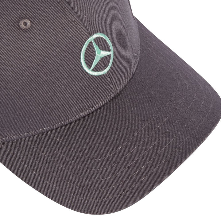 Gorra Gris Logo Mercedes AMG Petronas Detalle Logo